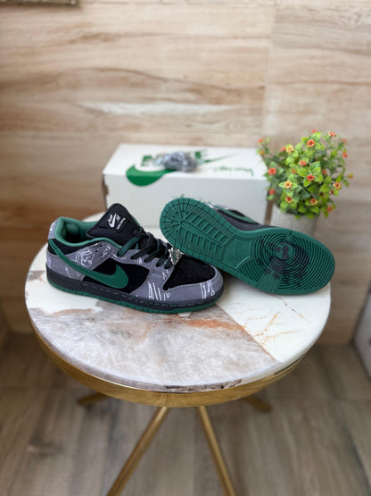NIKE SB DUNK THERE SKATEBOARD