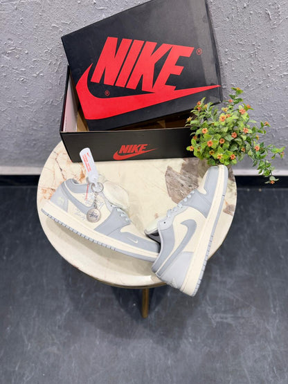 AIR JORDANS RETRO 1 LOW X STUSSY OG GREY KEYCHAIN