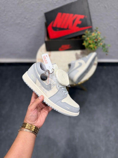 AIR JORDANS RETRO 1 LOW X STUSSY OG GREY KEYCHAIN