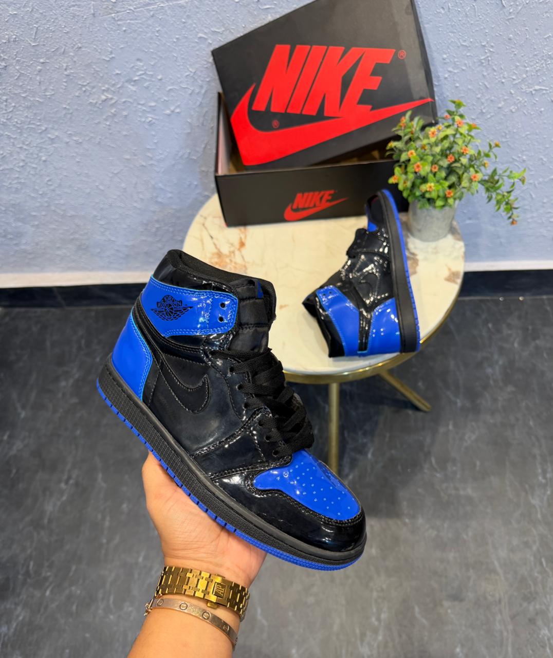 AIR JORDANS RETRO 1 PATENT BLUE BLACK