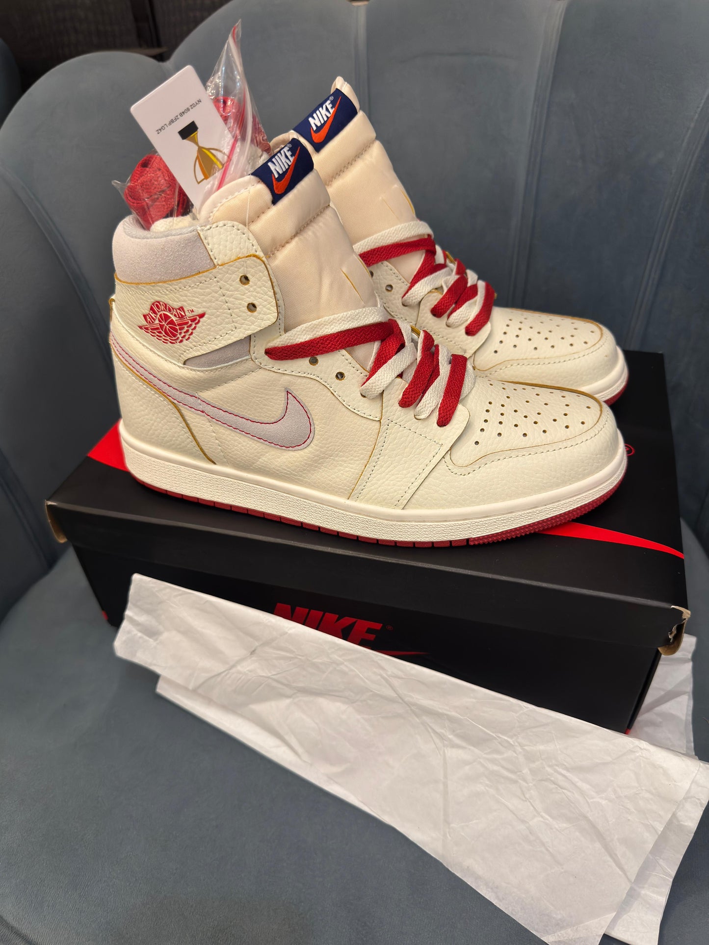 AIR JORDANS RETRO 1 MID CINNABAR