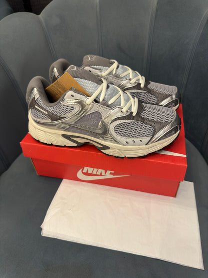 NIKE VOMERO 5 RUNNER GREY