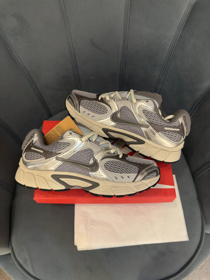 NIKE VOMERO 5 RUNNER GREY